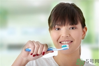 洗牙能让牙齿变白吗？洗牙对牙齿有伤害吗？