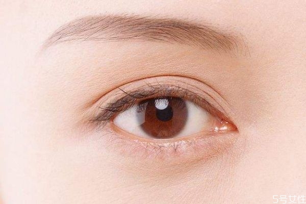 割双眼皮可能有什么危害呢 割双眼皮要注意什么呢