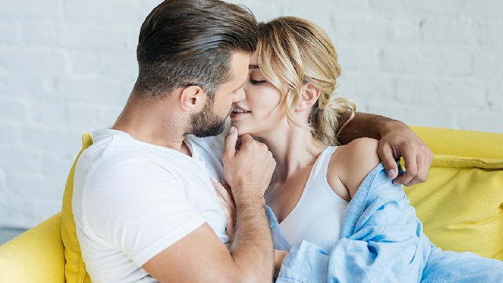 男人想要阴茎变硬可以尝试裸睡 2种食物有助增强阴茎硬度