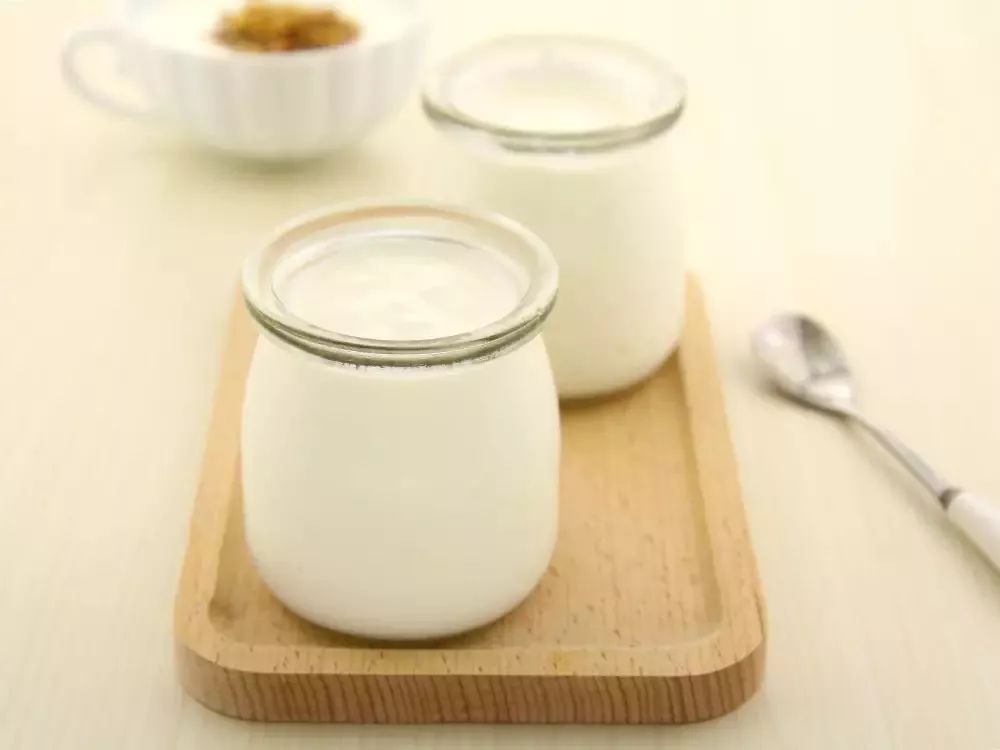 奶酸溢香，一口畅饮酸奶美味，打开你的健康之门！